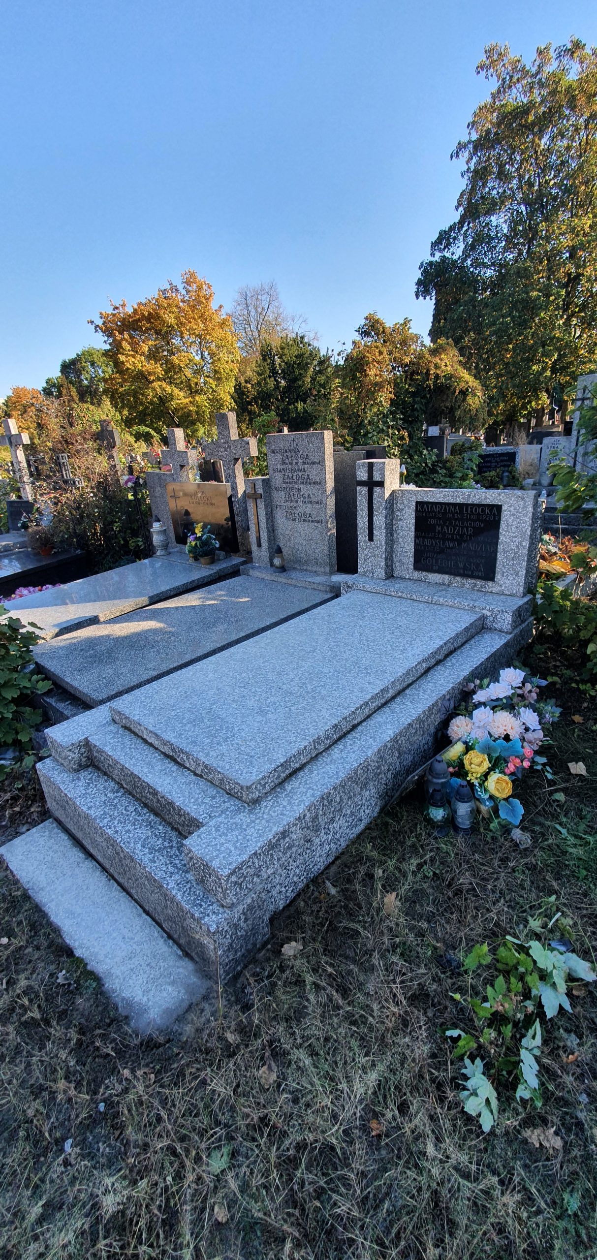 odnowiony pomnik z lastryko na cmentarzu bródnowskim