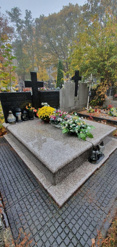 Pielęgnacja grobów na cmentarzu Warszawa Wesoła mycie i polerowanie jasnego granitu