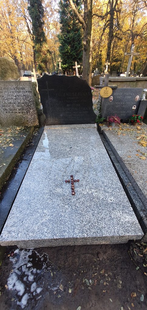 Sprzątanie i mycie grobu na cmentarzu Gołąbki we Włochach