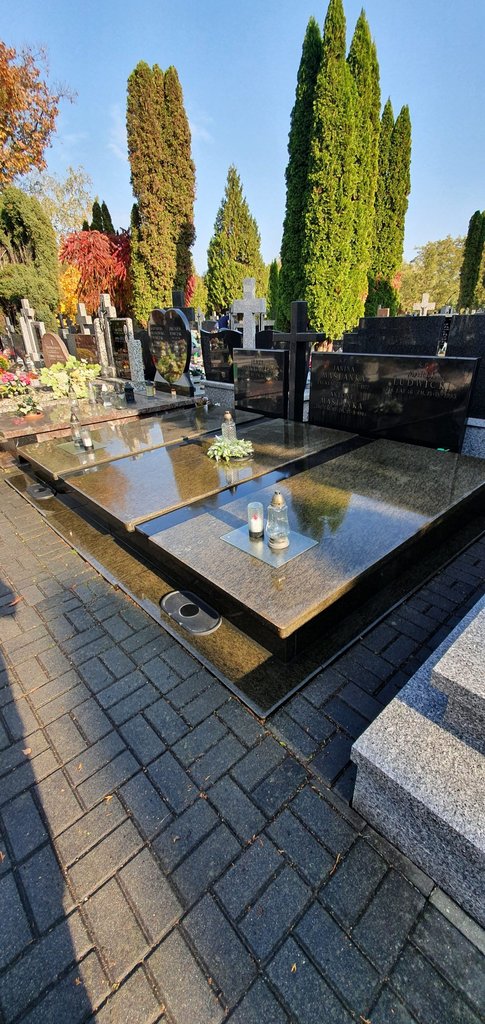 Opieka i sprzątanie grobów na cmentarzu w Pyrach pod Warszawą