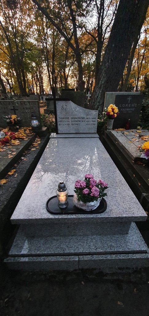 całoroczne sprzątanie na cmentarzu w Radości koło Warszawy