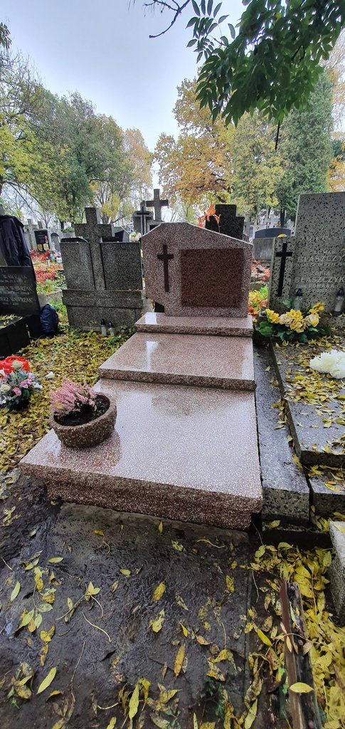 Mycie grobu z różowego lastryko na cmentarzy bródnowskim w Warszawie