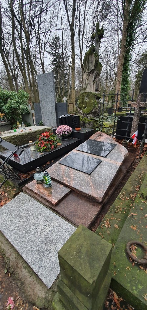 całoroczne sprzątanie na cmentarzu stare powązki w warszawie
