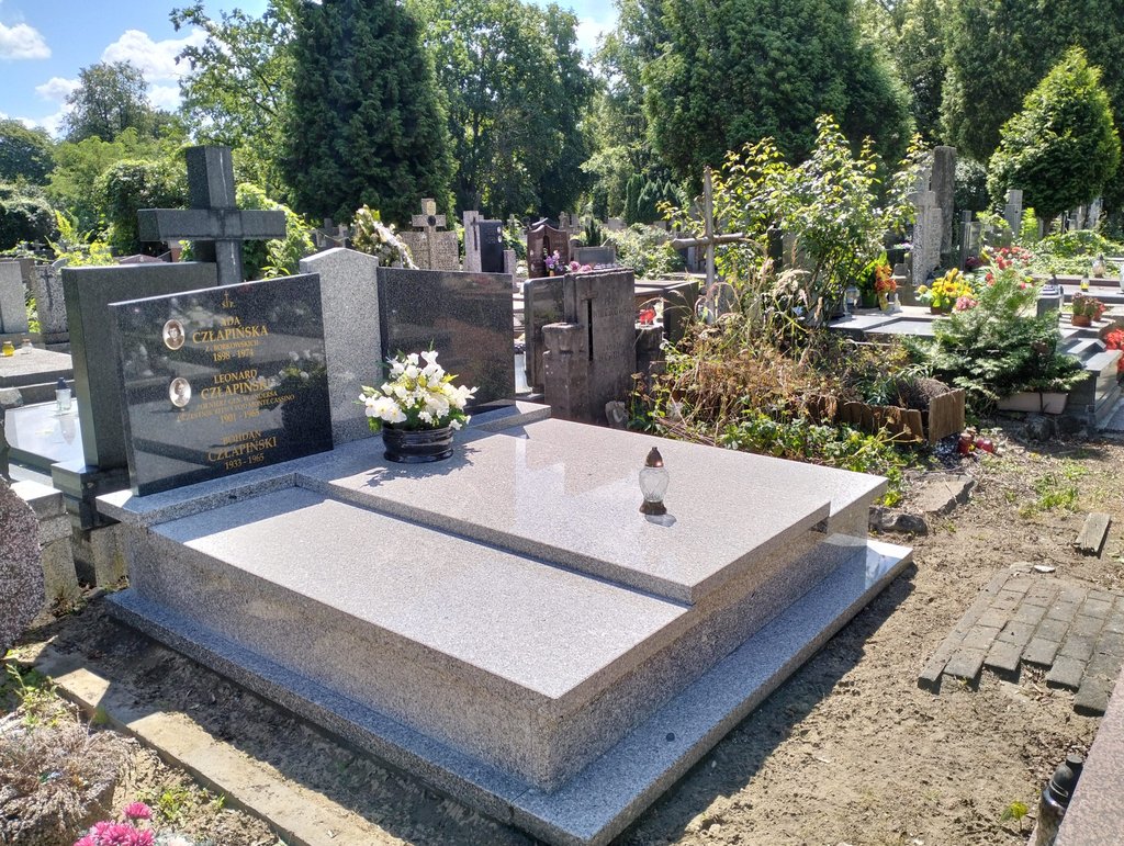 sprzątanie i mycie grobu na cmentarzu w piasecznie i piastowie