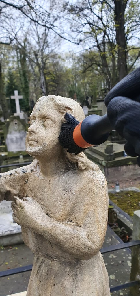czyszczenie rzeźby z piaskowca na Starych Powązkach