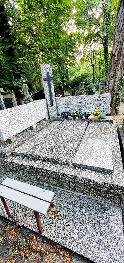 Mycie i impregnowanie pomnika z lastryko na cmentarzu Warszawskie Stare Powązki. Opieka nad grobem w Warszawie