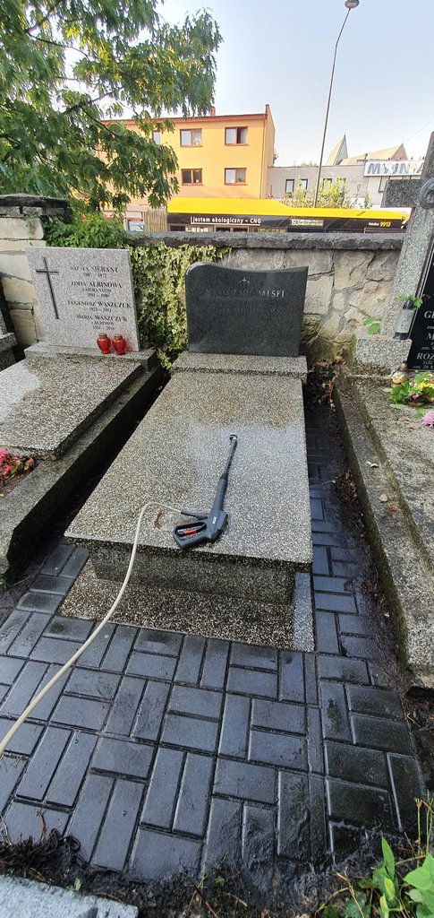 Cmentarz Wałbrzyska w Warszawie. Mycie pomnika z lastryko oraz kostki brukowej przy pomniku