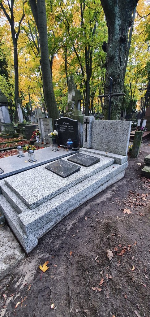 Mycie i renowacja pomnika z lastryka na cmentarzu powązkowskim w warszawie w ramach opieki nad grobem