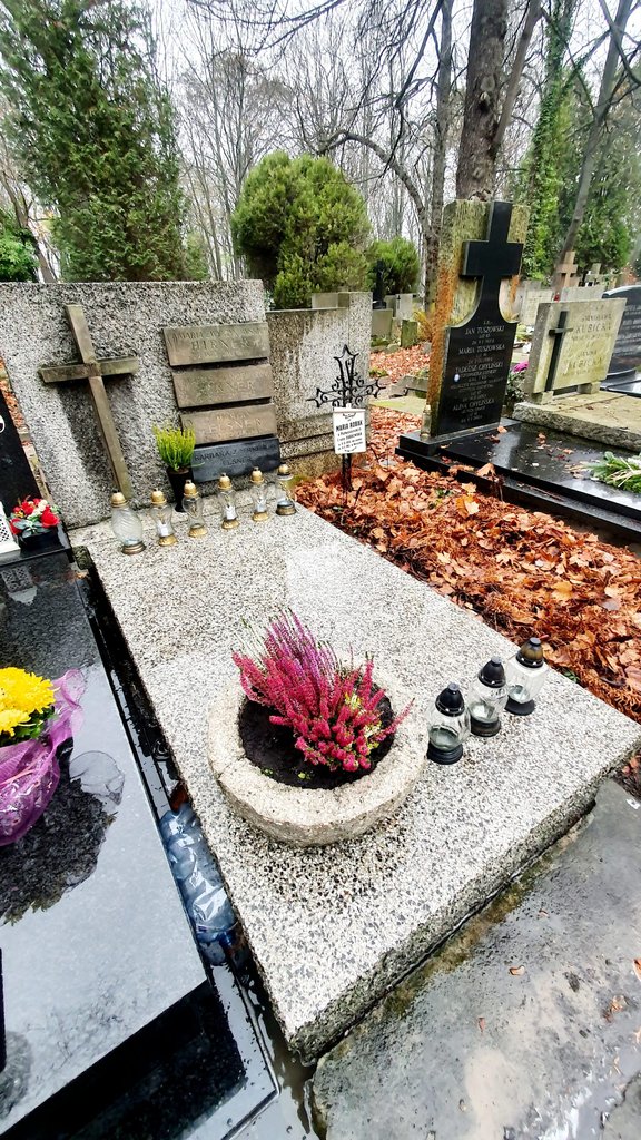Kompleksowa renowacja pomnika i grobu z lastryko w Warszawie na cmentarzu stare powązki. Mycie ciśnieniowe pomnika z z lastryko oraz jego impregnacja po myciu i czyszczeniu w ramach opieki nad grobem w warszawie