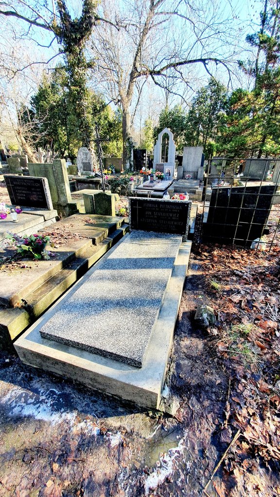 mycie i renowacja pomnika z lastryko na cmentarzu stare powązki w warszawie w ramach opieki nad grobem