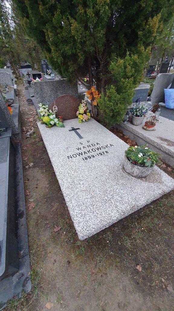 renowacja pomnika z lastryko na cmentarzu komunalnym północnym w warszawie wólka węglowa, mycie ciśnieniowe pomników w warszawie