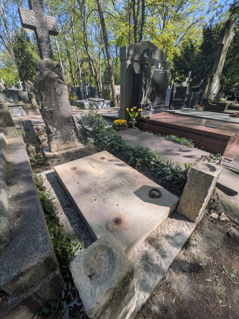 Mycie zabytkowego pomnika wykonanego z piaskowca na terenie Starych Powązek