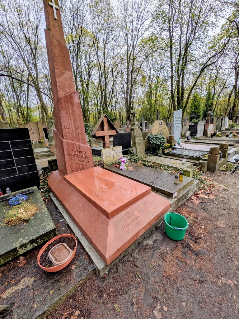 renowacja i mycie pomnika z piaskowca w ramach opieki nad grobem w warszawie