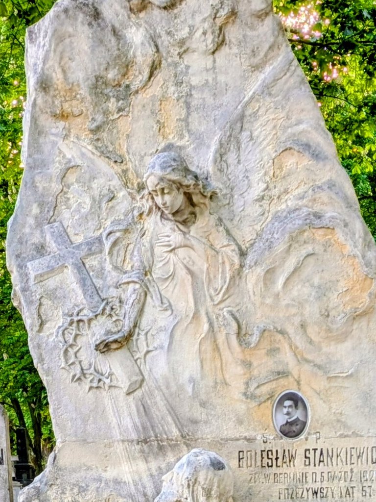 Mycie i sprzątanie grobu w warszawie na cmentarzu powązkowskim w ramach opieki nad grobem z piaskowca